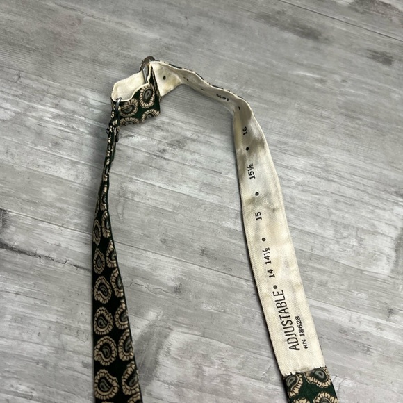 VTG 1970’s Olive Green w/ Ivory Paisley Butterfly Bowtie - Picture 2 of 4